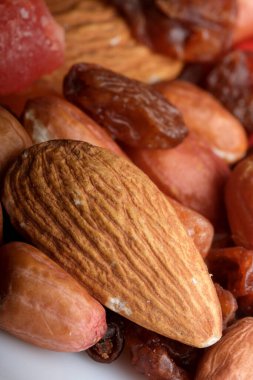 Canlı fındıklar ve kurutulmuş meyveler ustalıkla düzenlenmiş, renklendirilmiş.