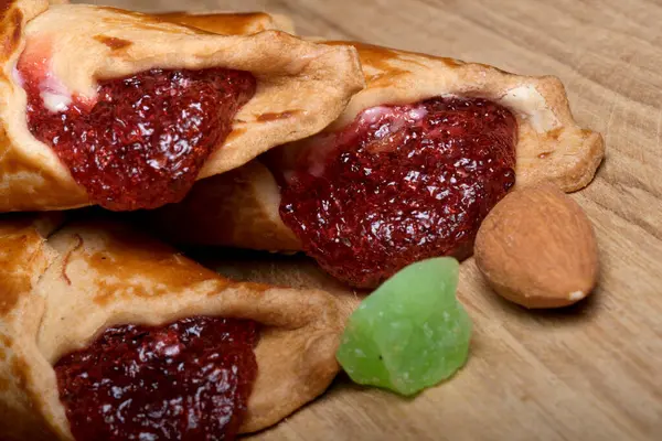 Tatlı meyve reçelleri ve bademlerle dolu cazip hamur işleri.
