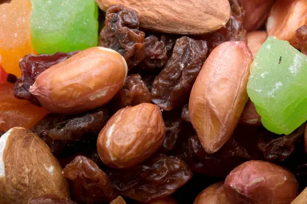 Fındık ve kurutulmuş meyvelerin canlı bir karışımı keşif ve lezzet testine davetiye çıkarır..