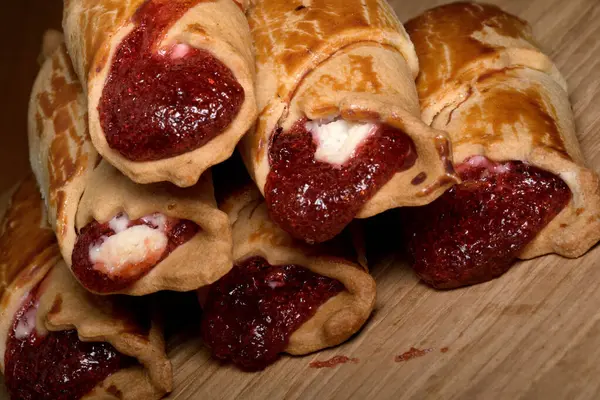 Tatlı çileklerle dolu çıtır ekmekler bekliyor.!