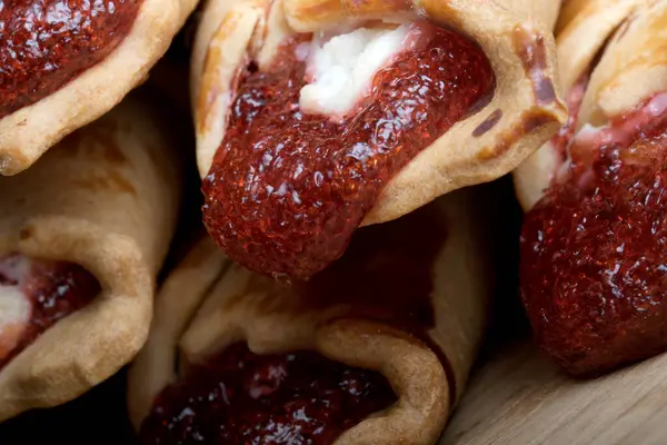 Taze pişmiş hamur işleri tatlı meyve dolması ve krem peynirle doludur..