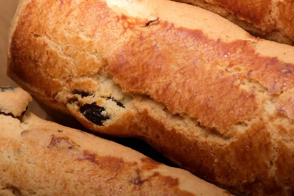 Sıcak, kabuklu ekmek hoş bir aroma ve lezzet karışımı sergiler..