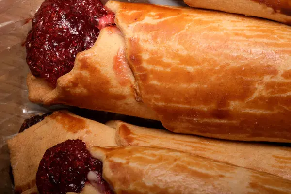 Tatlı böğürtlen reçeli dolu altın bir kabuk sergiliyor.