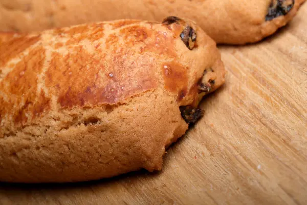 Taze pişmiş hamur işleri ahşap bir yüzeyde dinlenmeye hazır..