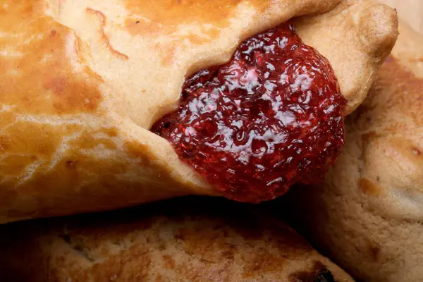 Canlı kırmızı meyve reçelleri ile altın-kahverengi hamur işleri patlar..