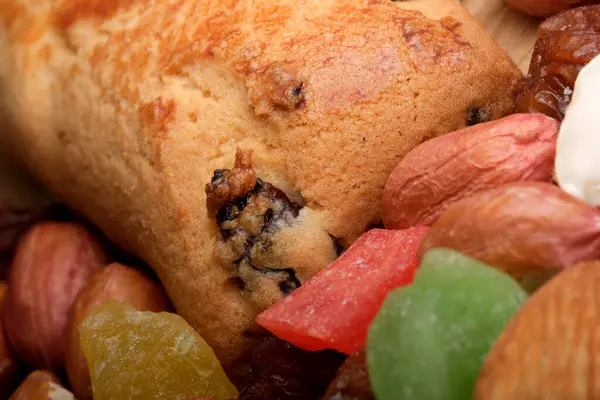 Tatlı meyveler, fındıklar ve fırınlanmış yiyecekler..