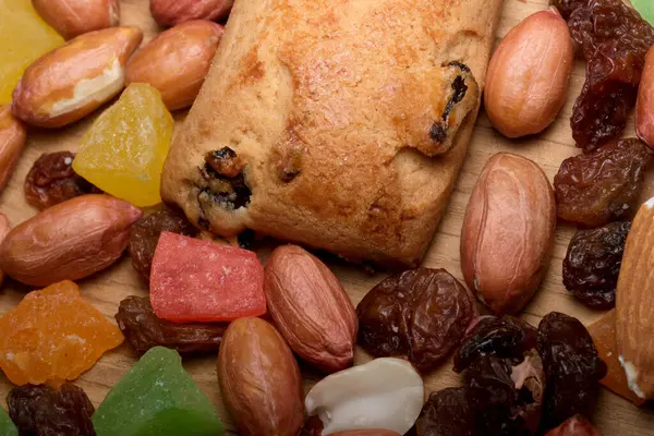 Renkli şekerlemeler ve gevrek fındıklar tereyağlı bir lezzetin etrafında toplanır..