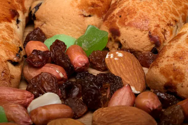 Renkli ziyafetler ve fındıklar çok güzel düzenlenmiş, zevkle aklını çeliyor..