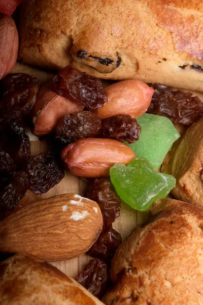 Tahta bir tahtanın üzerinde fındık ve şekerlerden oluşan canlı bir karışım, neşeyi davet ediyor..