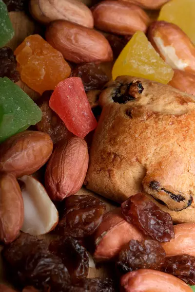 Canlı bir fındık, kurutulmuş meyve ve pişmiş bir ziyafet bekliyor..