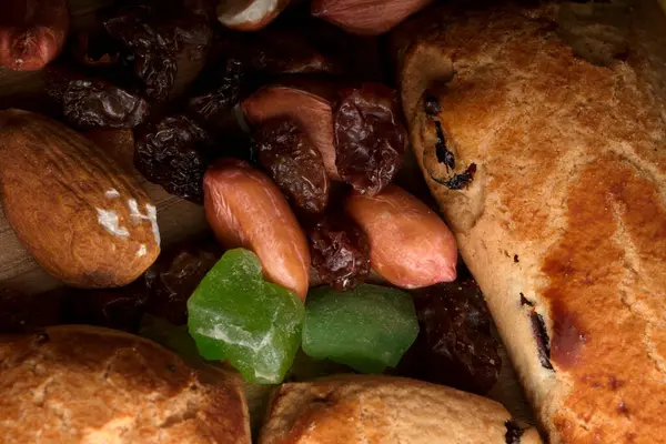 Çıtır fındık, çiğnenmiş meyve ve altın fırınlanmış yiyecekler mükemmel bir şekilde harmanlanmış..