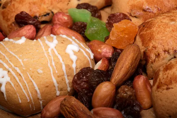 Renkli tatlı ve fındıklar cezbedici bir eğlence gösterisi yaratır..