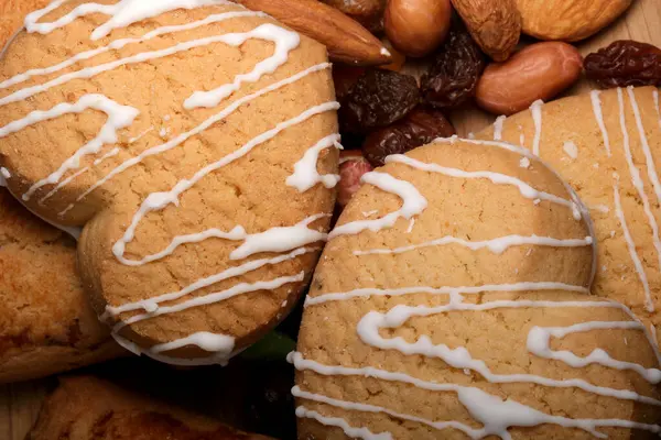 Kalp şeklinde kurabiyeler, fındık ve kuru meyvelerin arasında krema yuvası..