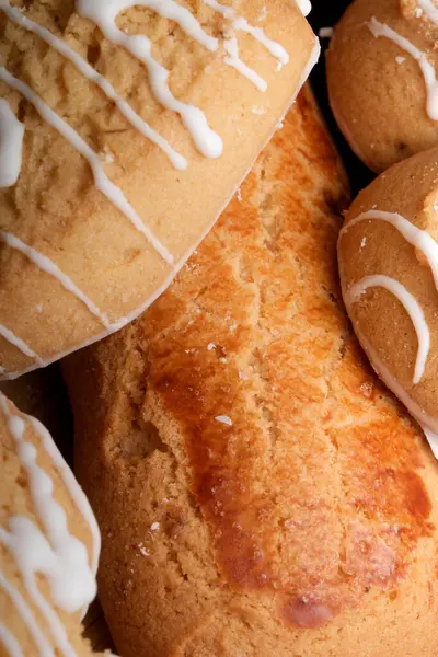 Taze pişmiş hamur işleri altın kabuklarını sergilemek için bir araya getirildi..