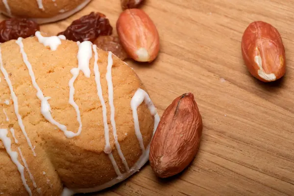 Fındık ve kuru üzümün yanında kremayla serpiştirilmiş lezzetli kurabiyeler..