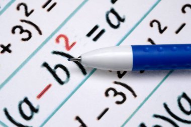 Çalışma zamanı boyunca mavi kalem renklendirme denklemlerinin yakın plan görüntüsü.