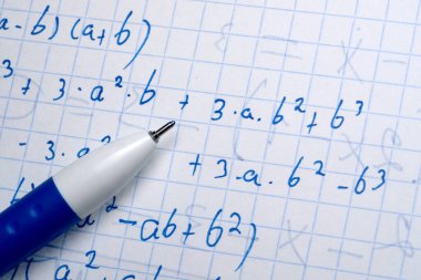 Grafik kağıdında detaylı matematik hesaplamalarının üzerinde duran bir kalem.