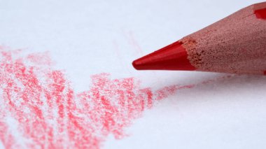Kırmızı kalemle çizmek, yaratıcılığı gösteren boş bir kağıda hayat veriyor..