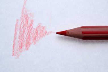 Parlak kırmızı pastel boya beyaz kağıdı yumuşatır, yaratıcılığın kıvılcımları ortaya çıkar..