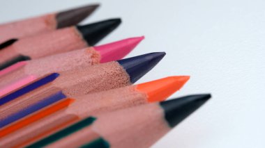 Parlak renkli kalemler sanatçının fikirlerini hayata geçirmek için bekliyor..