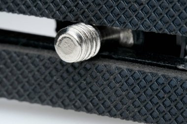 Sağlam bir kavrama aracının içindeki parlak metal vidanın yakın çekimi, işçiliği gösteriyor.