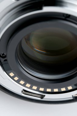 Detaylı tasarım ve optiğini gösteren bir kamera merceğinin yakın çekim görüntüsü.