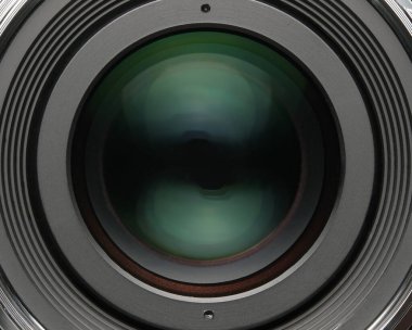 Yakın plan, ayrıntılı olarak bir kamera merceğinin karmaşık tasarımını gösterir.