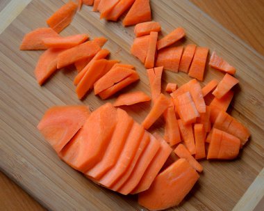 Parlak turuncu havuçlar, zarif şekillerde kesilmiş, pişirilmeyi bekliyor..