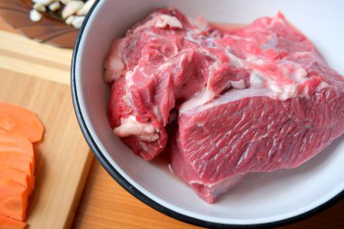 Çiğ et bir kaseye konur ve lezzetli bir tabağa dönüşmeyi bekler..