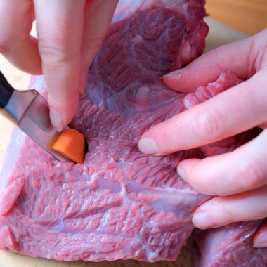 Uzman eller ustalıkla bir parça et hazırlar, lezzet için kesin kesikler sağlar..