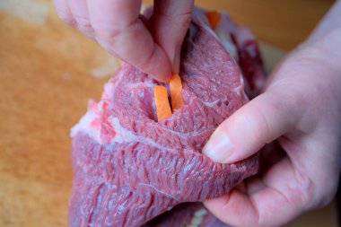 Eller ustalıkla eti canlı sebzelerle doldurur, yeteneklerini sergilerler..