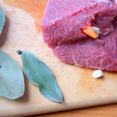 Aromatik defne yaprakları ve baharatlarla taze et dilimliyorum..