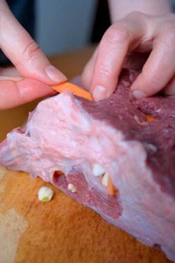 Yetenekli eller lezzetli bir yemek için sebzeleri ete çevirir..