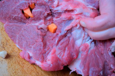 Bir şef ustaca sebzelerle taze eti birleştirir..