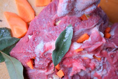 Taze et ve canlı, baharatlı havuçlarla doludur..