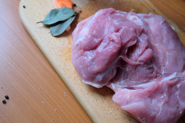 Tahtaya konmuş çiğ domuz eti ve baharatlar hazırlanmayı bekliyor..