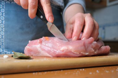 Sıcak bir mutfakta ahşap bir kesme tahtasının üzerinde ustalıkla domuz eti dilimlerdim..