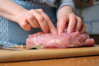 Tahtada pişmeye hazır taze domuz eti var..