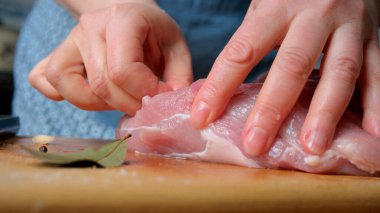 Eller ustalıkla ahşap yüzeyde taze et hazırlar..