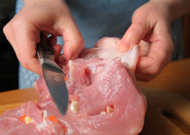 Eller ustalıkla çiğ tavuk kesiyor, mutfak teknikleri ve bakım sergiliyor..