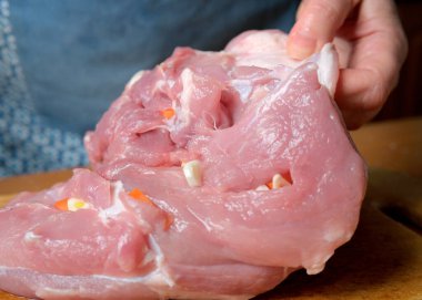 Yetenekli bir aşçı baharat ve yemek için taze et hazırlar..