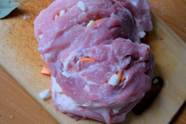 Tahtaya yerleştirilmiş taze domuz eti, aşçılık hazırlığı için hazır..