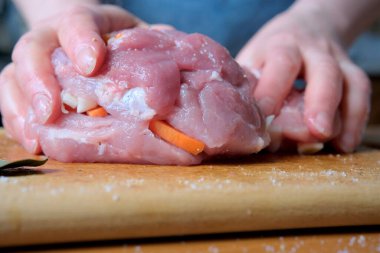 Eller lezzetli bir yemek için taze havuçla doldurulmuş tavuk hazırlar..