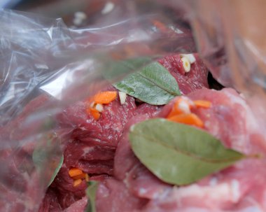 Taze hazırlanmış et, baharat ve şifalı bitkilerle dolu bir poşette oturur..