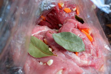 Etli sebzeye batırılmış domuz eti ve sarımsak. Lezzetli yemekler için hazırlanmış..