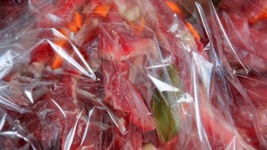 Açık ambalajda renkli sebzeler ve etler mutfak yaratıcılığını davet ediyor.