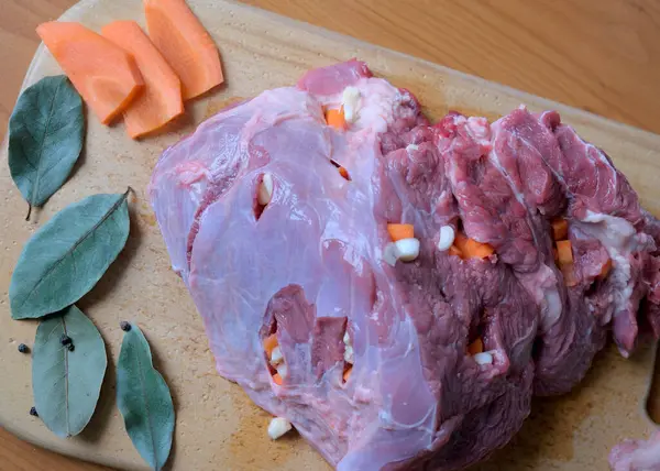 Sulu et ahşap bir kesme tahtasının üzerinde lezzetli bir hazırlığa hazır bekliyor..