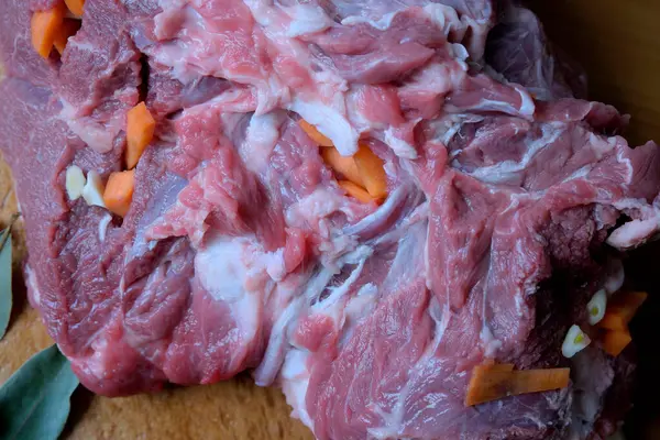 Taze et parçaları baharat ve sebzelerle pişirilmeye başlandı..