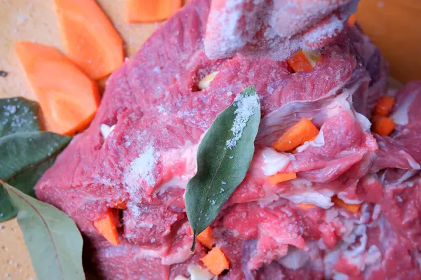 Taze et ve canlı, baharatlı havuçlarla doludur..