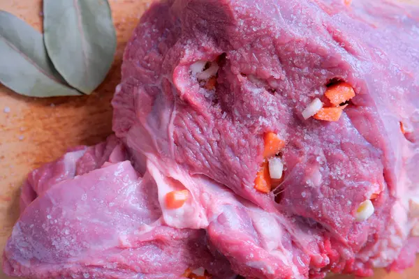 Çiğ et bitkiler ve sebzelerle tatlandırılır, canlı renkler sergilenir..